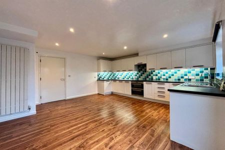 4 bedroom end of terrace house to rent - Photo 2