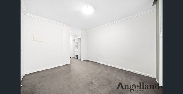 Large One Bed Apt plus lockup garage in Mortlake - Photo 1
