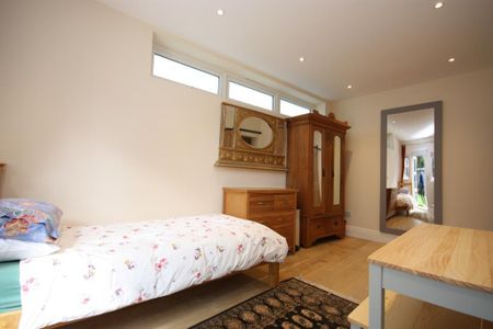 Long Drive, East Acton, London, W3 7PD - Photo 2
