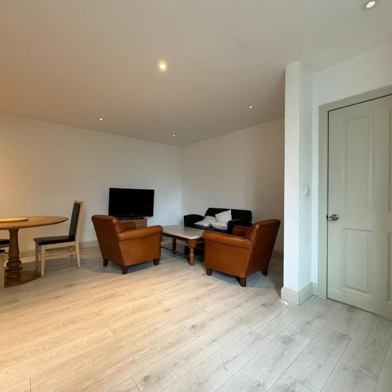 6 bedroom semi-detached house to rent - Photo 1