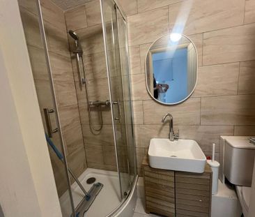 4 bedroom flat to rent - Photo 2