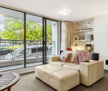 Large Studio Living! - Photo 3