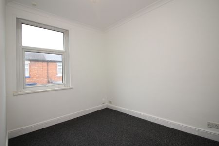 3 Bedroom Mid Terraced House - Photo 2