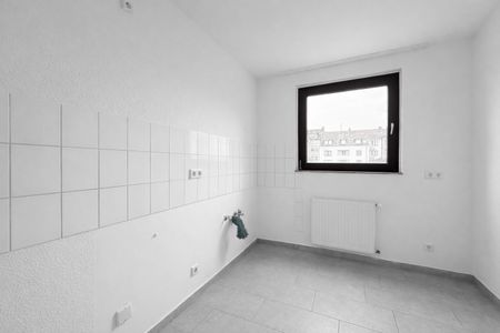 FRISCH RENOVIERTE 4-ZIMMERWOHNUNG MIT BALKON IN KREFELD ZU MIETEN! - Photo 2