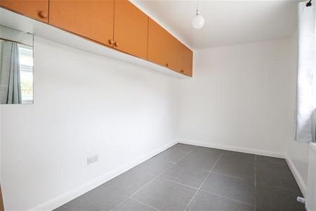 4 bedroom semi-detached house to rent - Photo 3