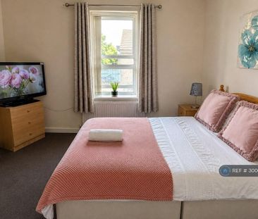 3 bedroom flat to rent - Photo 3