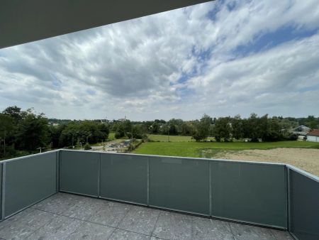 hochwertig ausgestattete 3-Zimmer-Wohnung mit möblierter Küche und großzügigem Balkon mit Blick auf die Pram - Photo 2