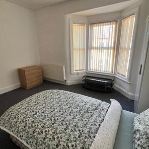 1 bedroom in a house share to rent - Photo 2