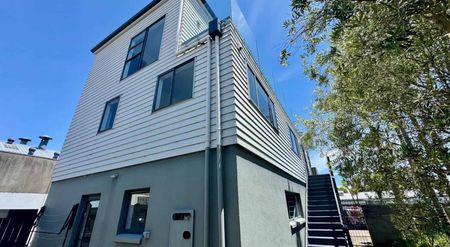 A master bedroom like no other - Photo 3