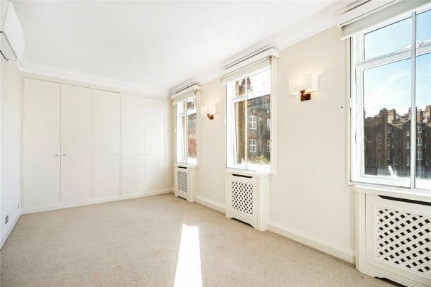 4 bedroom flat in Carpenter Street - Photo 1