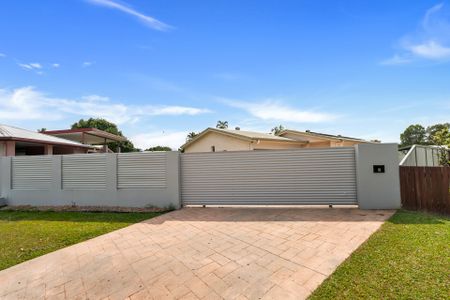 13Kw SOLAR, POOL, SIDE ACCESS, RUMPUS ROOM - Photo 3