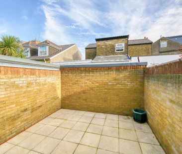 4 bedroom semi-detached house to rent - Photo 5