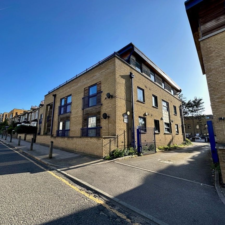 2 Bed Flat, Victoria Way, SE7 - Photo 1