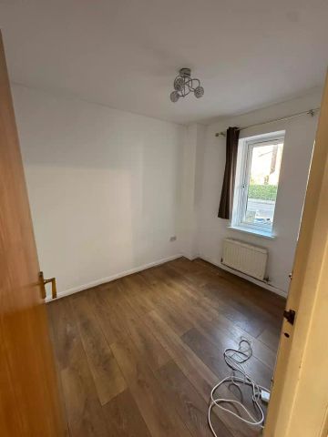 6 Bedroom 2.5 Bathroom Apartment - Photo 2