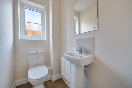 Ilex Drive, Fiddington Fields, Tewkesbury, Gloucestershire - Photo 2