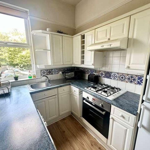 Leacroft, Staines-upon-thames, TW18 - Photo 1