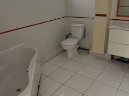 Location Maison 4 pièces 81m² ST ANDRE 97440 - Photo 2