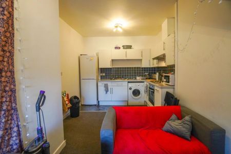 To Rent Holdenhurst Road, Lansdowne, Bournemouth, BH8 £1,350 pcm Tenancy Info - Photo 3