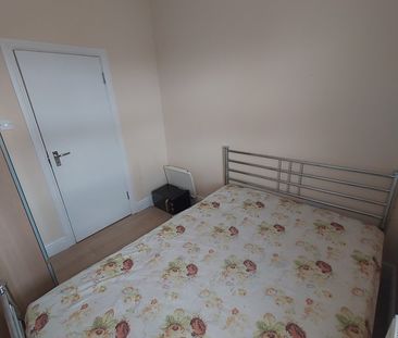 Room in a Shared House, Leamington Gardens, IG3 - Photo 4