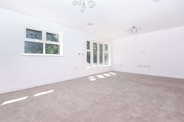 Four bedroom town house opposite Windsor Great Park in Englefield Green. - Photo 1