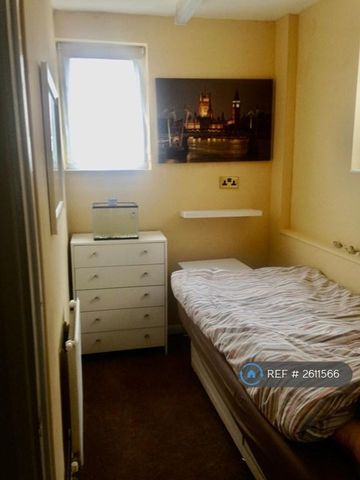 4 bedroom semi-detached house to rent - Photo 3