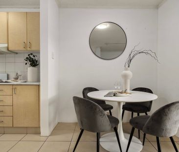 Beautifully Updated Apartment in a Quiet Boutique Block - Photo 2