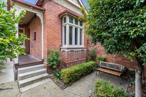 Beautiful Fully Furnished Victorian Residence - Photo 1