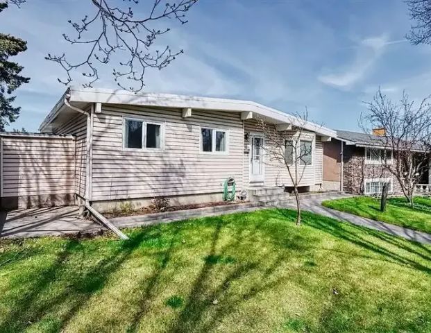 Beautiful move-in ready family home | 724 64 Avenue Northwest, Calgary - Photo 1