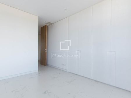 Luxury 4-bedroom apartment with an exceptional design for rent in a recently built private complex in the renowned urbanization La Finca LGC3, 10 minutes from the center of Madrid. - Photo 4