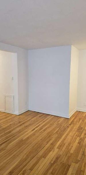 5 1/2 Renove Chauffé, Eau Chaude Entrée Laveuse et Sècheuse Decembre. - Photo 1