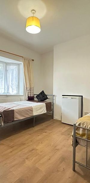 Long Drive, London, W3 7PJ - Photo 1