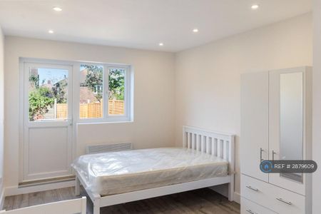 Studio to rent - Photo 2