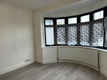 College Avenue, HA3 - Photo 3