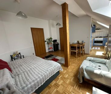Zentral gelegene 2-Zimmer-Dachgeschoßwohnung mit besonderem Flair - Photo 1