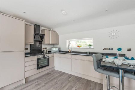 2 bedroom maisonette to rent - Photo 4