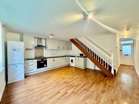 4 Bed Terraced House, Blomfield Court, SW11 - Photo 3
