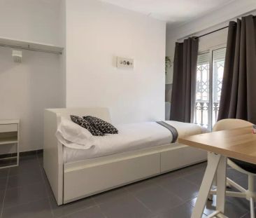 Double bed in Room in a shared 5-bedroom apartment for rent in La G... - Photo 2