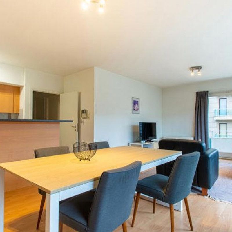 Dans un quartier calme et verdoyant, proche de Stockel, appartement 2 chambres meublé - Photo 1