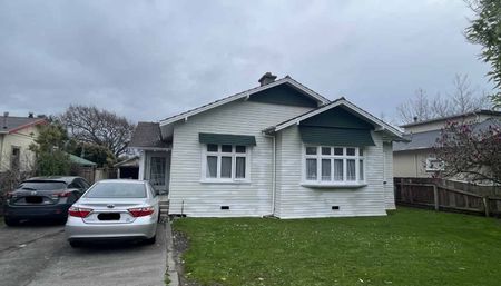Student Rental - Five Bedrooms - Centrally Located - Photo 3