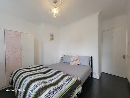 4 bedroom terraced house to rent - Photo 5