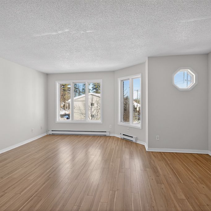 BEAU GRAND CONDO TRÉS TRANQUILLE 1300 PC - Photo 1