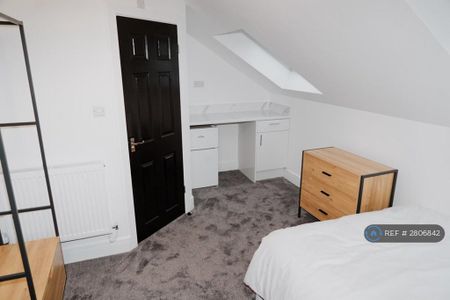 1 bedroom in a house share to rent - Photo 2