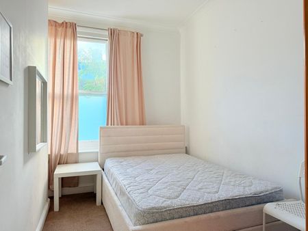 2 Bed Flat, Warwick Gardens, W14 - Photo 3