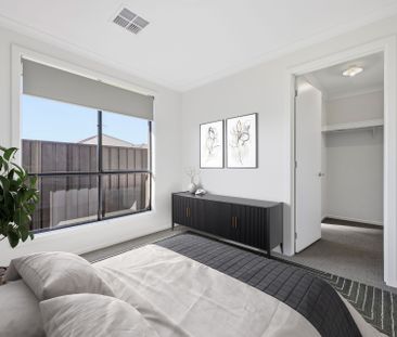 Stunning 4 bedroom home with secondary living and Solar Panels - Photo 5