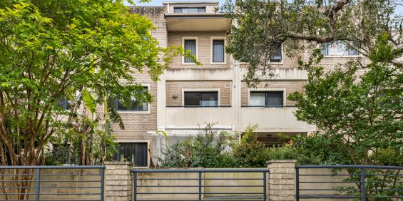 Designer family living on the first floor | North Aspect - Photo 3