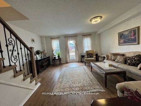 Townhouse For Lease | N8103616 - Photo 2