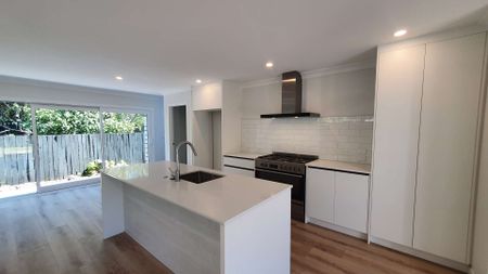 Near New 4 bedroom family home in zoned for Gladstone and MAGS - Photo 3