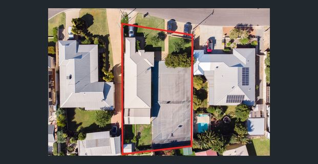 Large Family Home with Its Own Tennis Court - Photo 1