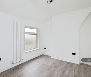 4 bedroom semi-detached house to rent - Photo 6