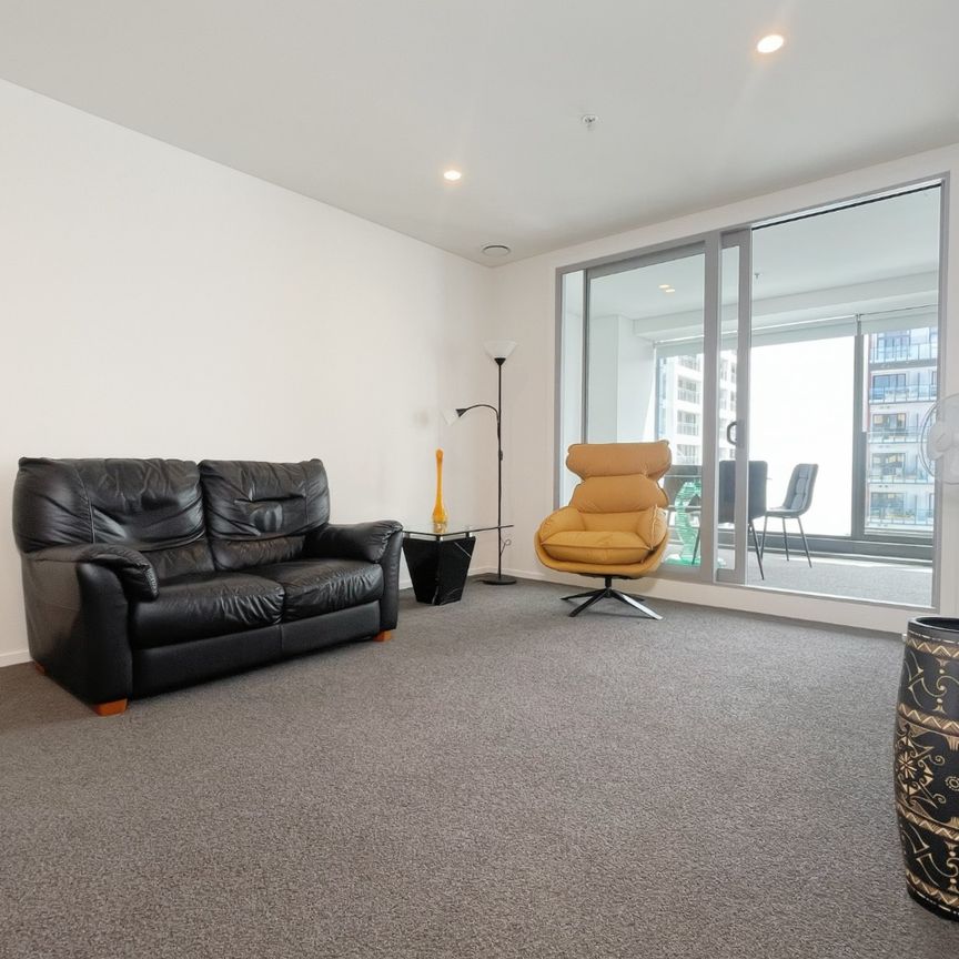 Sunny furnished two bedroom apartment with carpark - Photo 1